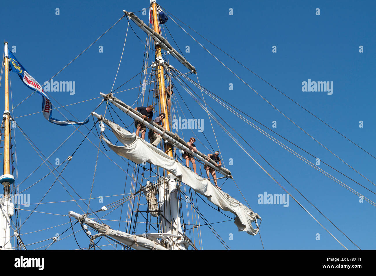 Les membres de l'équipage sur le brigantin Exy Johnson à la 30e cérémonie annuelle de Toshiba Tall Ships Festival Dana Point Harbor Californie du Sud Banque D'Images