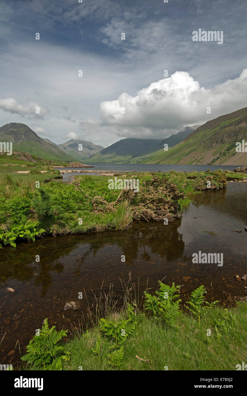 Lac Wastwater entourée de sommets de montagnes recouvertes de végétation verte, drapé de nuages bas, Lake District, Cumbria, Angleterre Banque D'Images