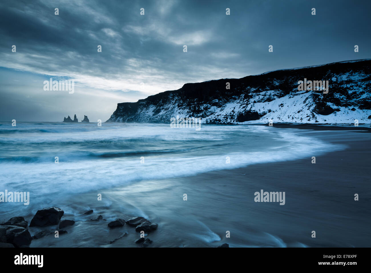 La plage de sable noir à Vík í Mýrdal en hiver, avec le Renisdrangar au-delà basaltiques, le sud de l'Islande Banque D'Images La plage de sable noir à Vík í Mýrdal en hiver, avec le Renisdrangar au-delà basaltiques, le sud de l'Islande Banque D'Images