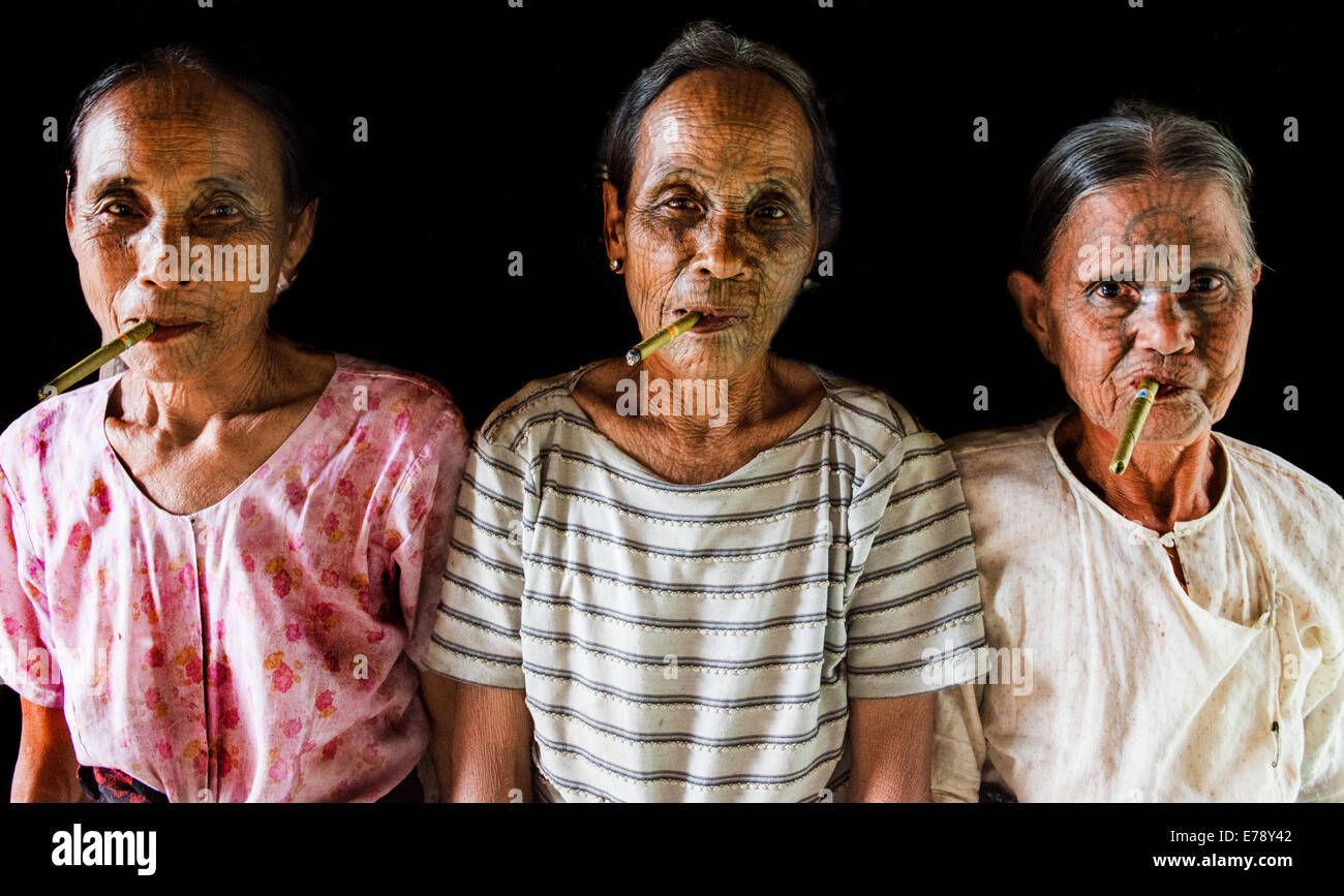 Les femmes avec une tribu Chin 'spider' web tatouages faciaux. Banque D'Images
