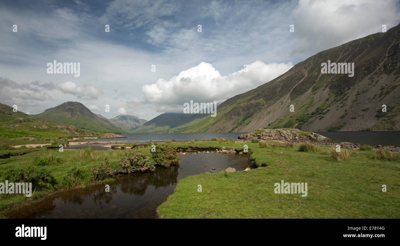 Lac Wastwater entourée de sommets de montagnes recouvertes de végétation verte, drapé de nuages bas, Lake District, Cumbria, Angleterre Banque D'Images