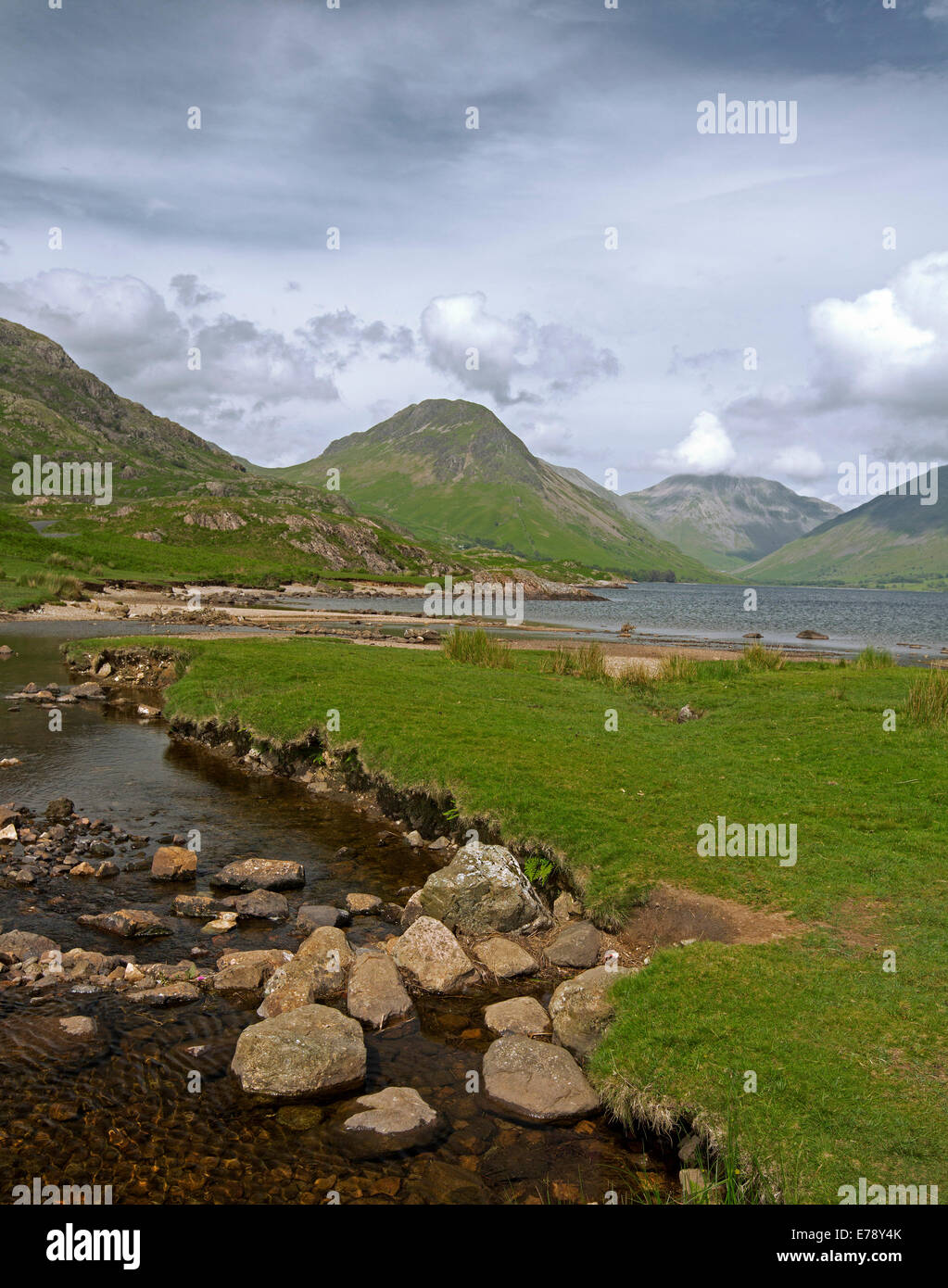 Lac Wastwater entourée de sommets de montagnes recouvertes de végétation verte, drapé de nuages bas, Lake District, Cumbria, Angleterre Banque D'Images
