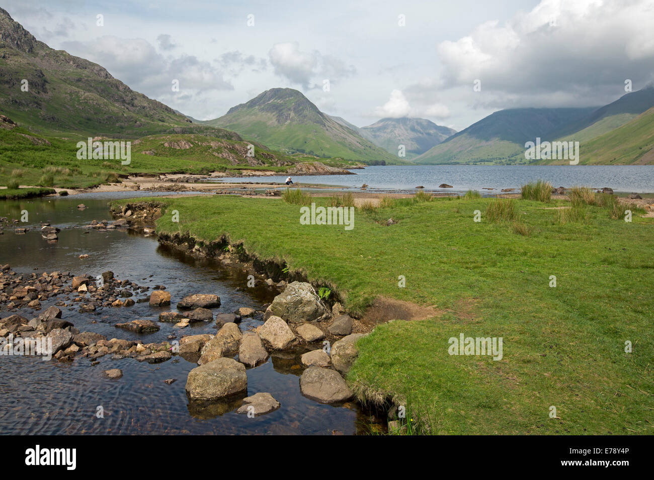 Lac Wastwater entourée de sommets de montagnes recouvertes de végétation verte, drapé de nuages bas, Lake District, Cumbria, Angleterre Banque D'Images