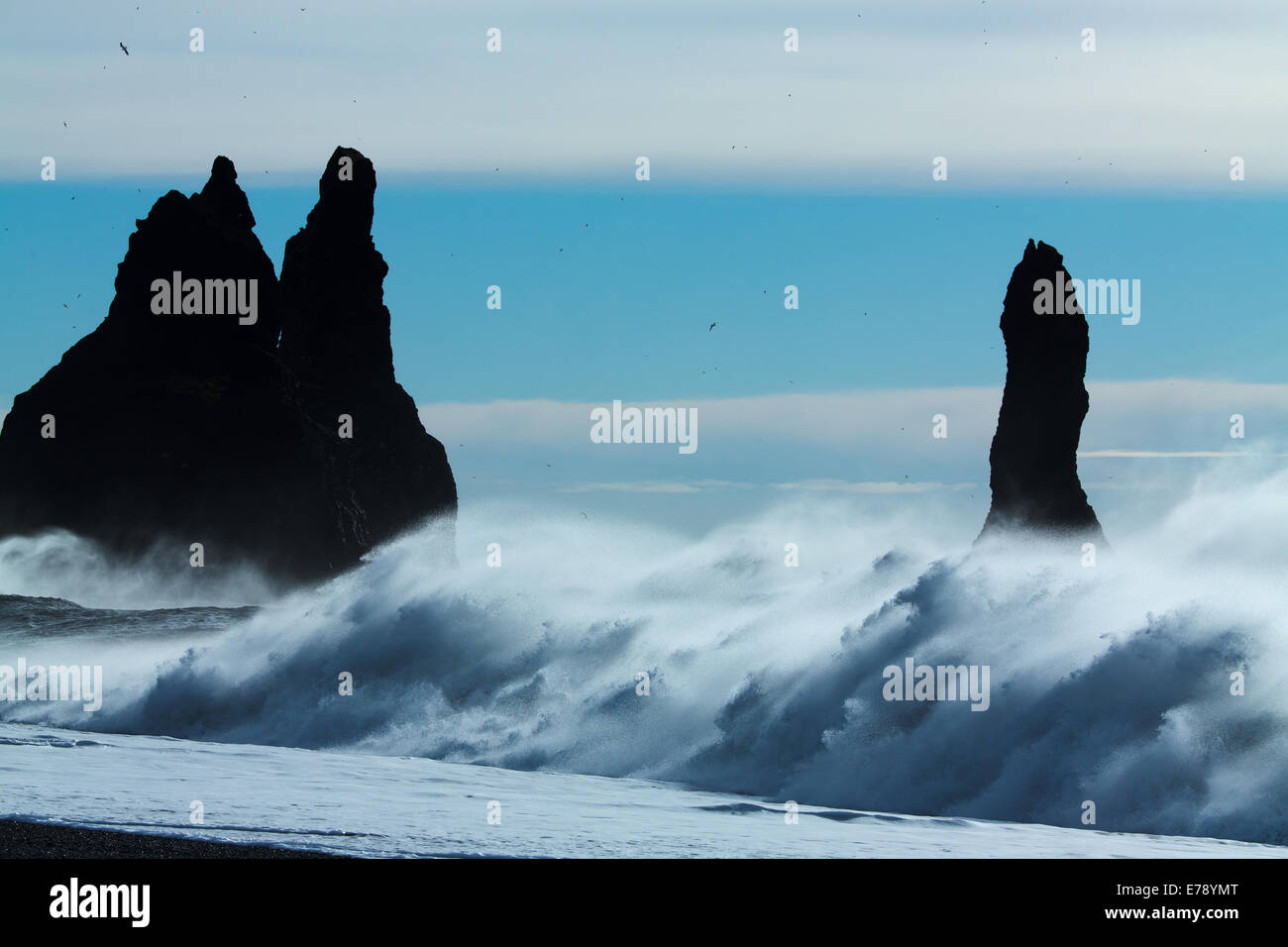 Vagues se brisant sur Renisfjara plage en face de l'basaltiques de Reynisdrangar, le sud de l'Islande Banque D'Images Vagues se brisant sur Renisfjara plage en face de l'basaltiques de Reynisdrangar, le sud de l'Islande Banque D'Images