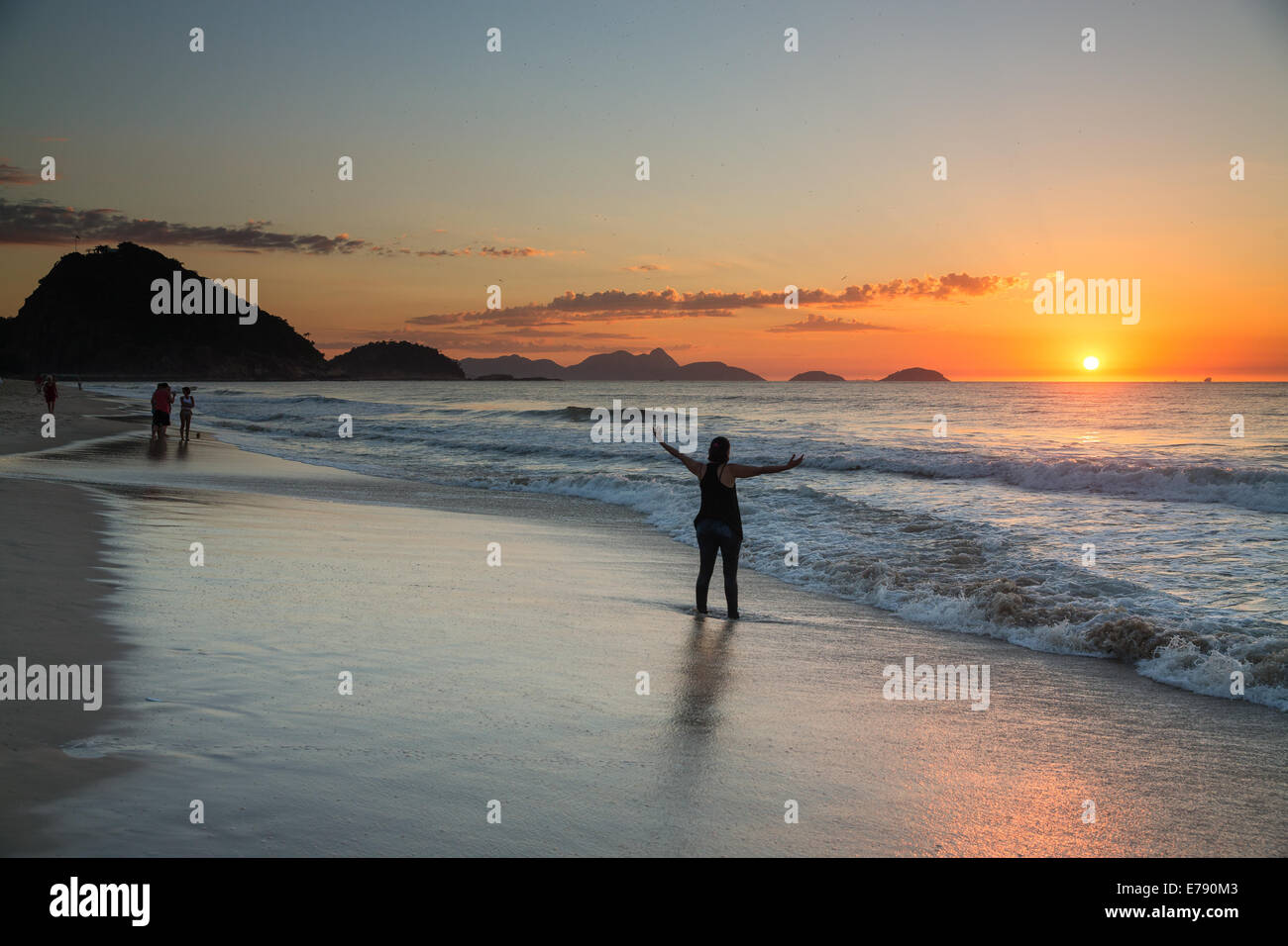 La plage de Copacabana, au lever du soleil, Rio de Janeiro, Brésil Banque D'Images