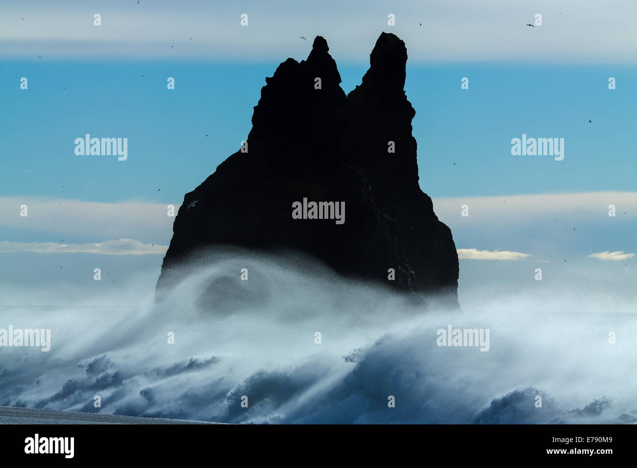 Vagues se brisant sur Renisfjara plage en face de l'basaltiques de Reynisdrangar, le sud de l'Islande Banque D'Images Vagues se brisant sur Renisfjara plage en face de l'basaltiques de Reynisdrangar, le sud de l'Islande Banque D'Images