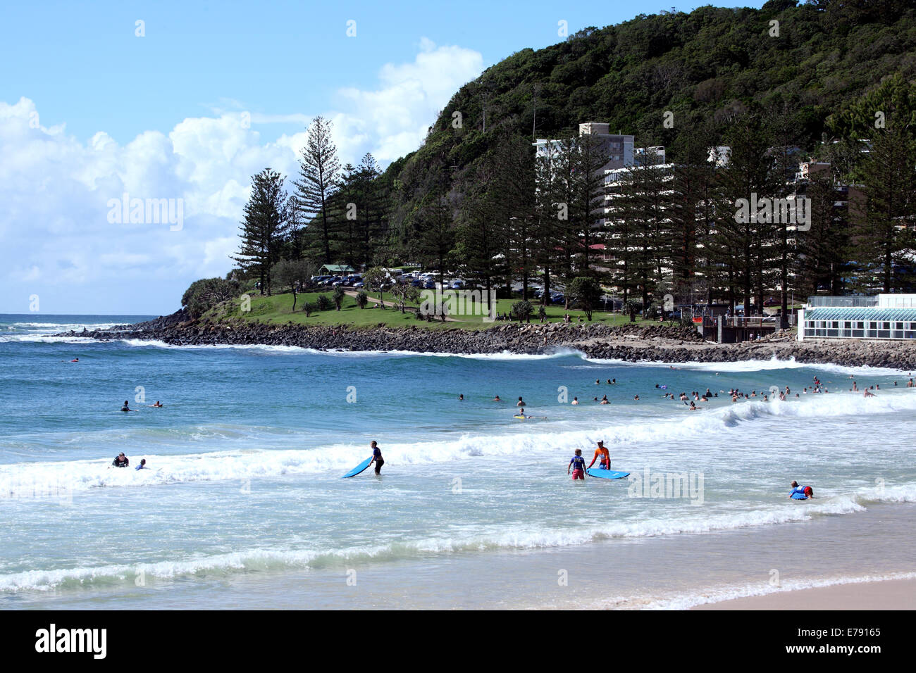 Surfers appréciant les vagues à Burleigh Heads sur la Gold Coast en Australie. Banque D'Images