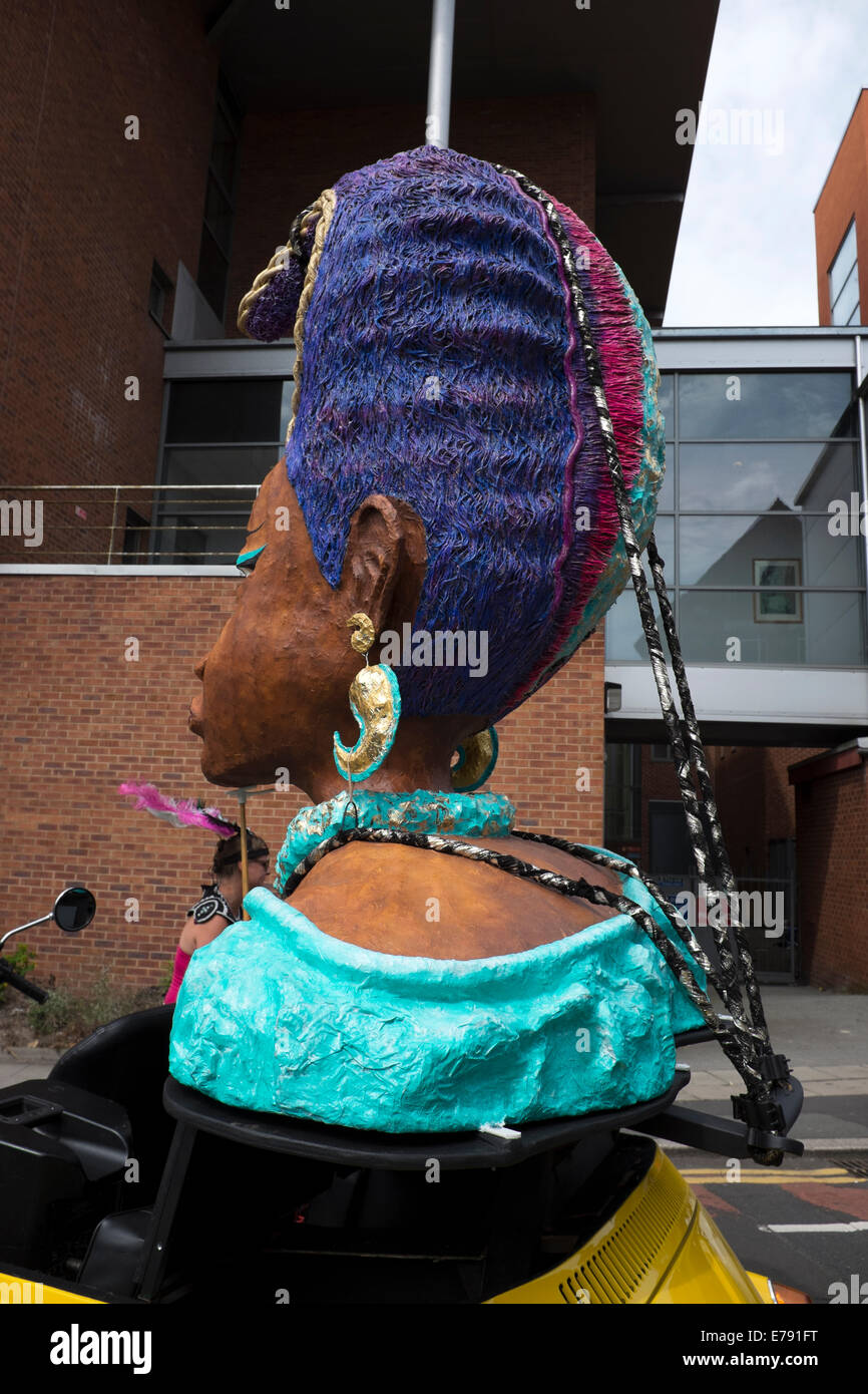 De grands cheveux coiffure énorme n'Sculpture papier mâché Banque D'Images