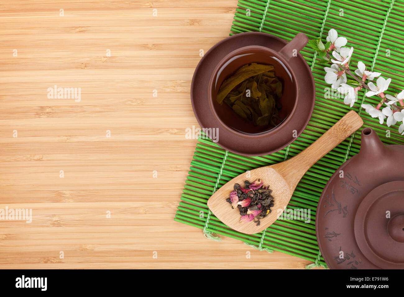 Le thé vert japonais et sakura direction générale au cours de mat et bambou table avec copie espace Banque D'Images