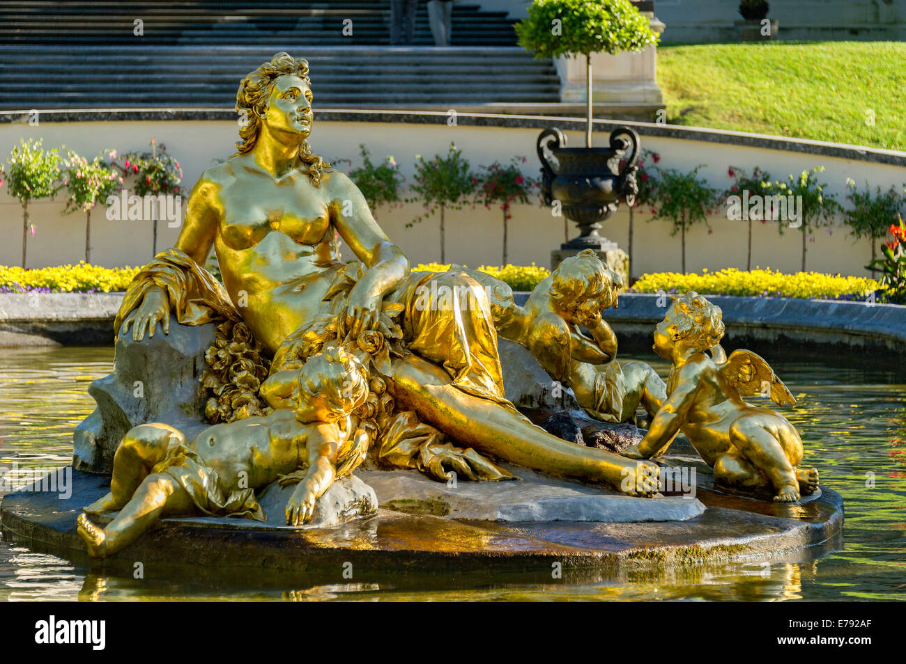 Fontaine Flora entouré d'un bassin d'eau, parc du château, Château de Linderhof, Upper Bavaria, Bavaria, Germany Banque D'Images