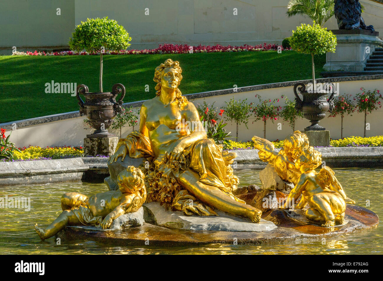 Fontaine Flora entouré d'un bassin d'eau, parc du château, Château de Linderhof, Upper Bavaria, Bavaria, Germany Banque D'Images