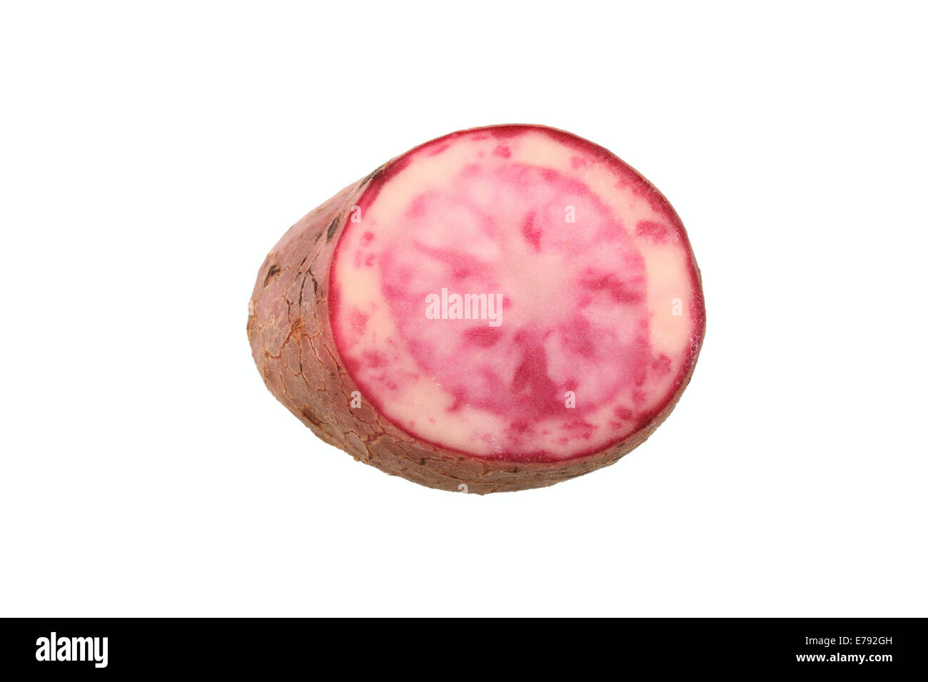 La pomme de terre, la variété rouge bourgogne Highland, coupées en deux Banque D'Images