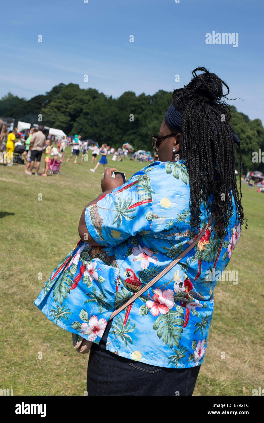 Grande Femme Dame en haut Shirt Gawdy lumineux Banque D'Images