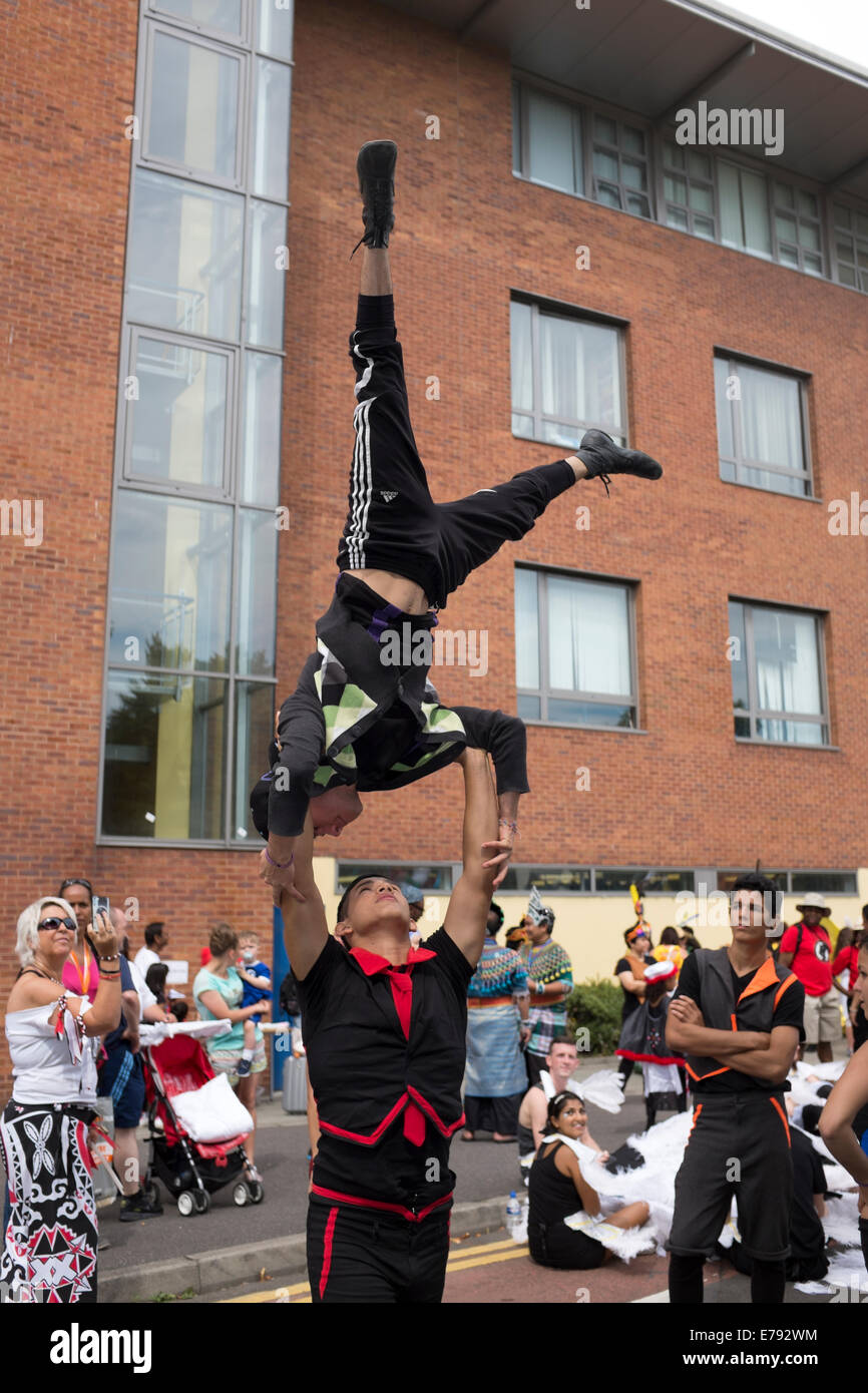 Artiste de rue du statif Balancing Act Acrobat Banque D'Images