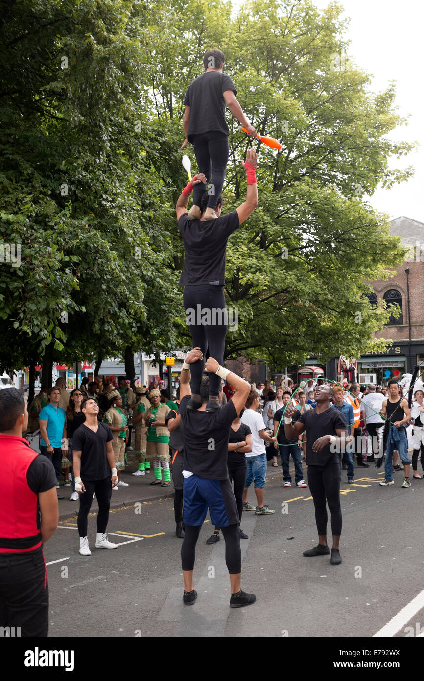 Artiste de rue du statif Balancing Act Acrobat Banque D'Images