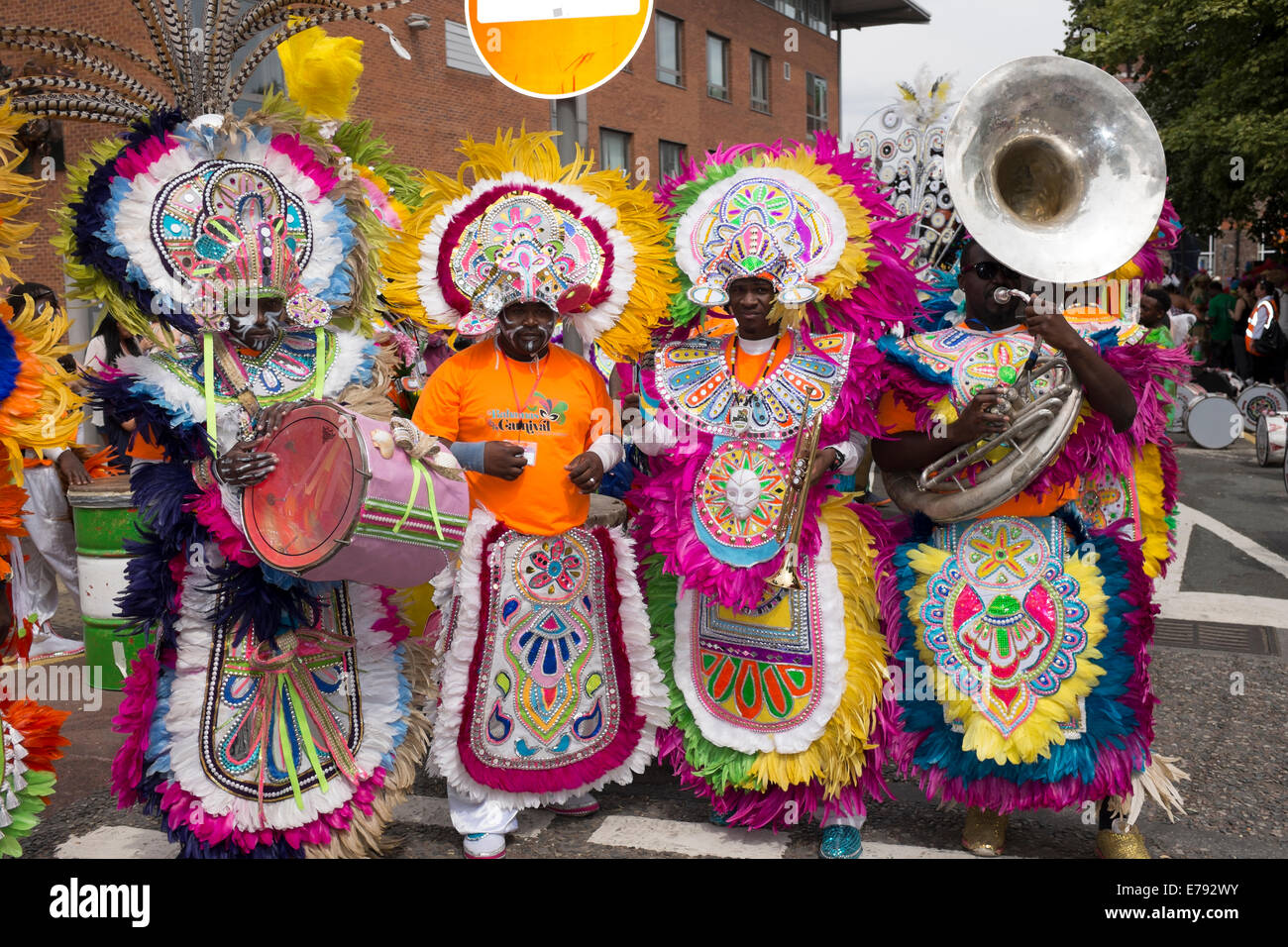 Caribbean Carnival Vêtements Robe lumineuse Sousaphone Banque D'Images