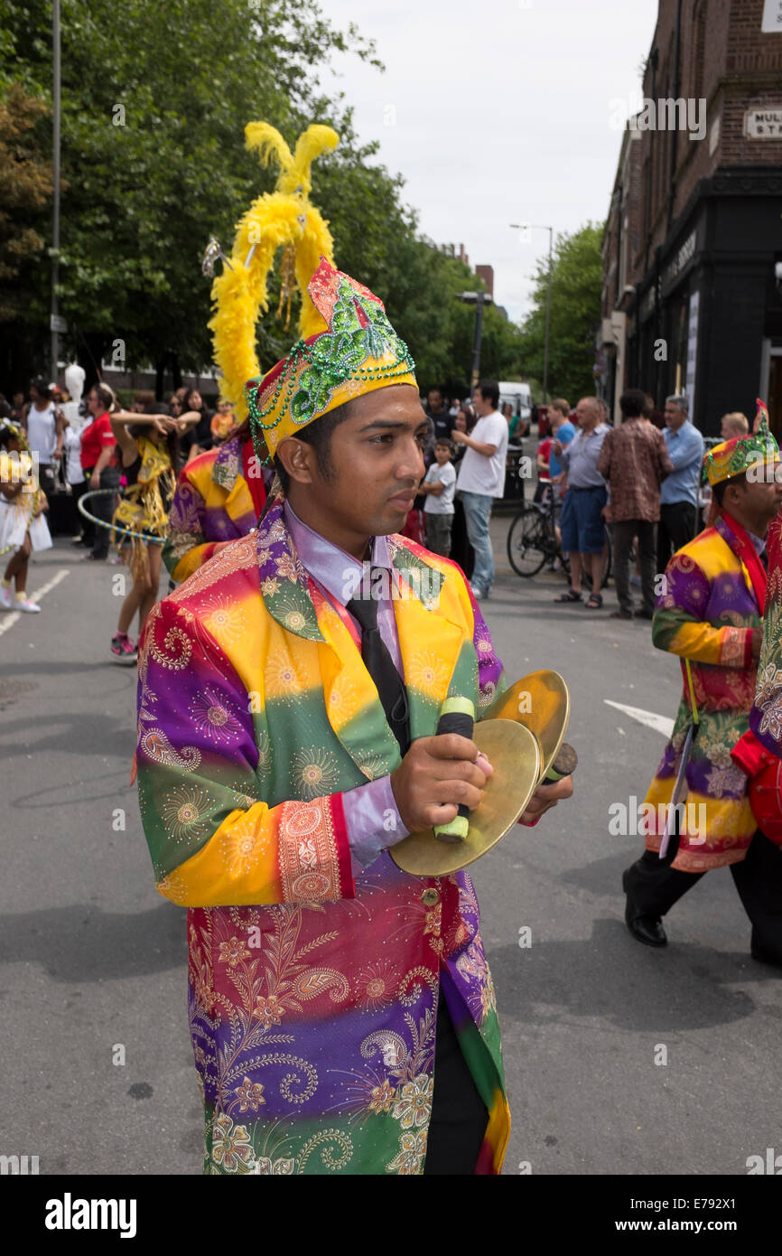 Les Indiens hindous jouant main Symbals colorés cymbales Banque D'Images