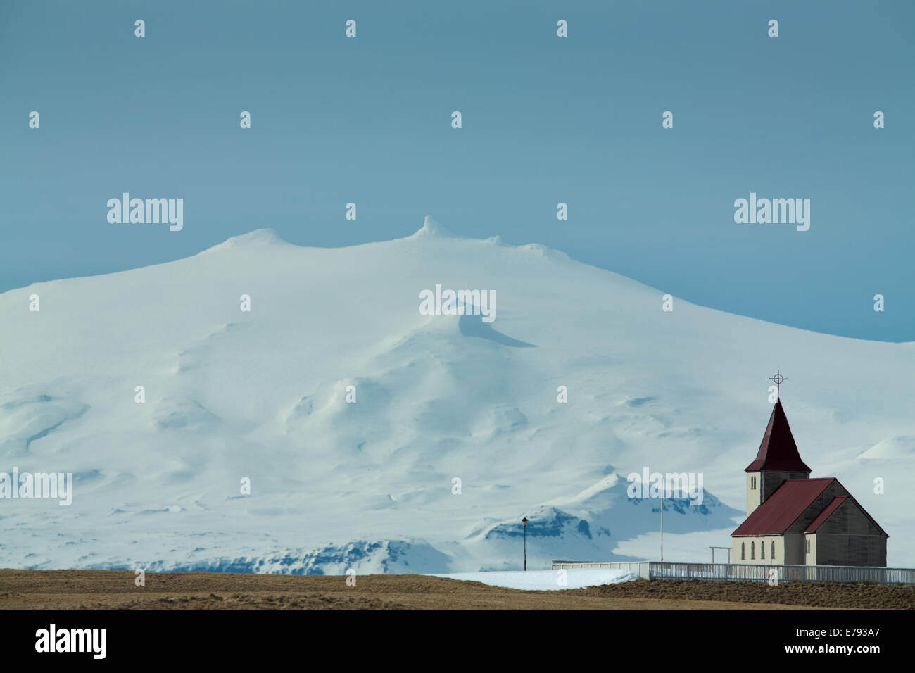 L'église à Stadastaour avec l'ouest de l'Islande, au-delà de Snæfellsjökull Banque D'Images