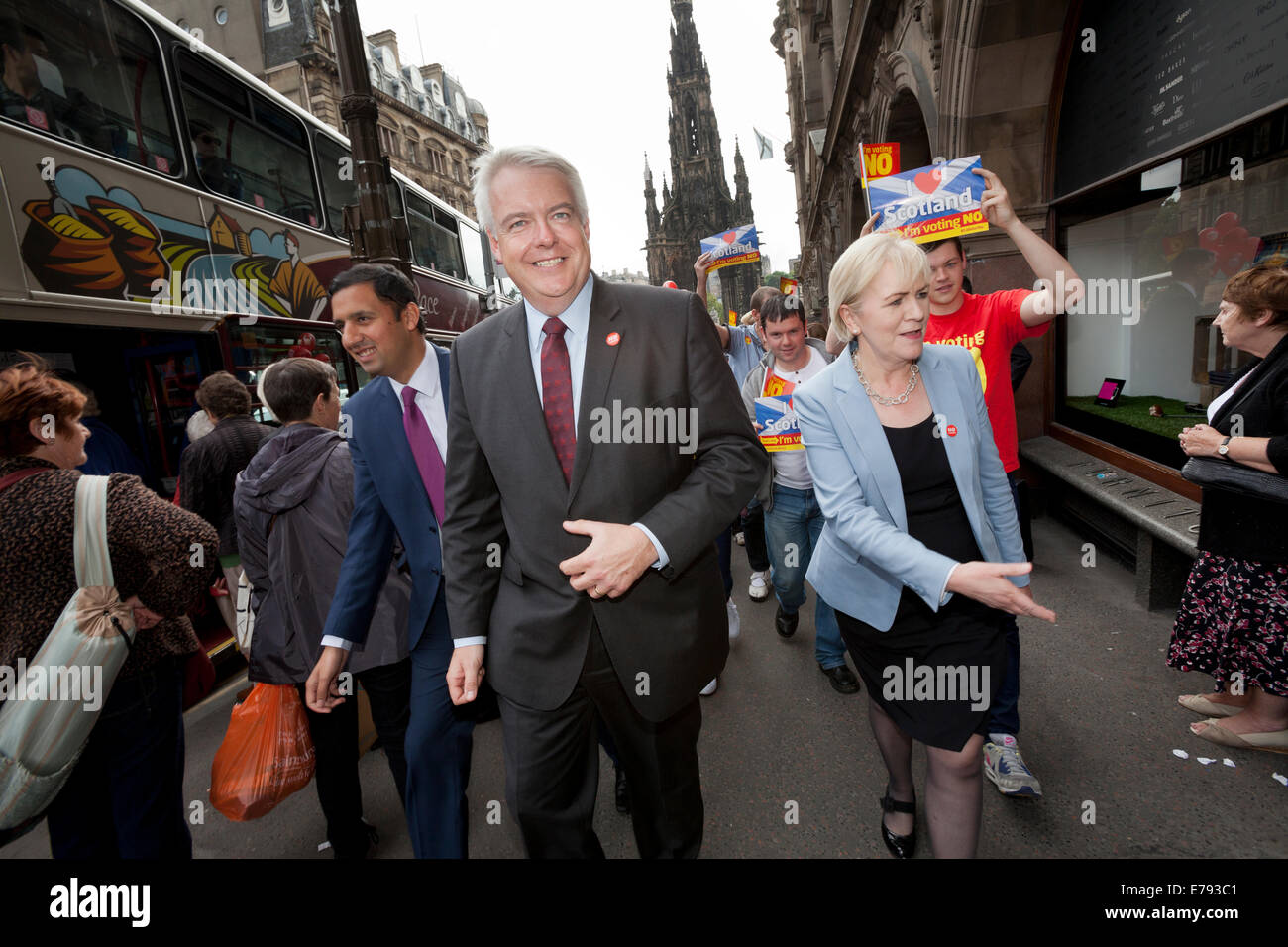 Edinburgh, Ecosse, Royaume-Uni. 9 Septembre, 2014. Premier ministre gallois campagne en Écosse. Carwyn Jones (centre) avec le leader travailliste écossais Johann Lamont (droite) et leader adjoint Anas Sarwar (gauche) à Édimbourg, en Écosse. 9 Septembre 2014 Crédit : GARY DOAK/Alamy Live News Banque D'Images