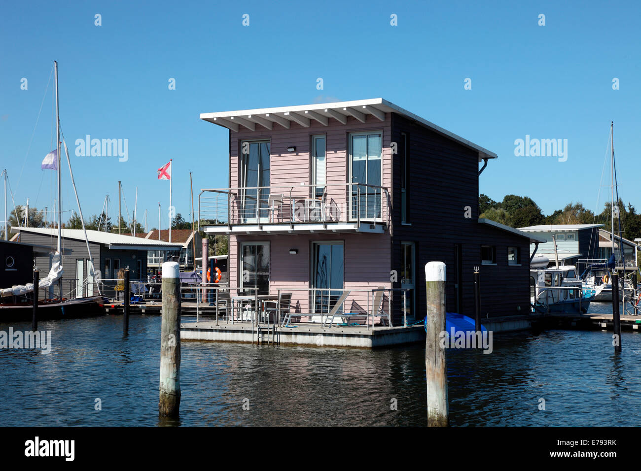 Maison flottante maison de vacances sur l'île de Rugen. Banque D'Images