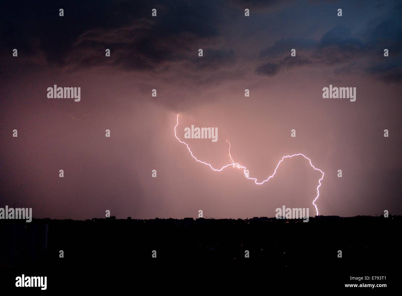 Éclair ciel nocturne au-dessus de l'horizon Banque D'Images