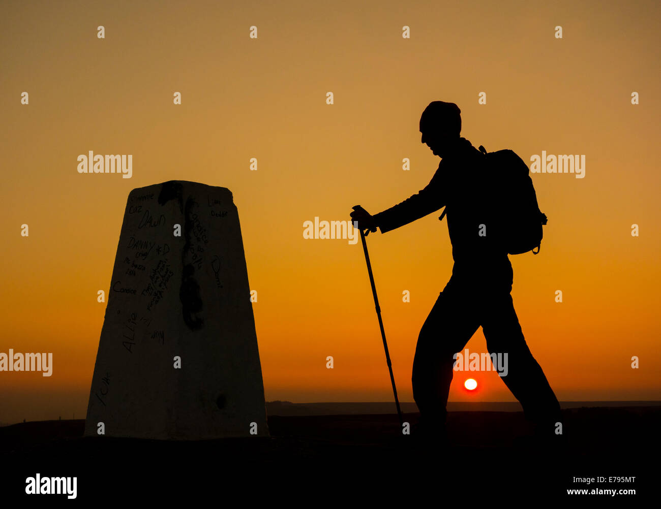North York Moors, National Park, Royaume-Uni. 10 Septembre, 2014. Météo britannique. Pause café à sunrisr sur le sommet de la garniture d'églantier (aussi surnommé le Yorkshire Matterhorn en raison de sa forme caractéristique) dans le North York Moors National Park près de Great Ayton village comme une couverture de brume couvre les champs ci-dessous. Credit : ALANDAWSONPHOTOGRAPHY/Alamy Live News Banque D'Images