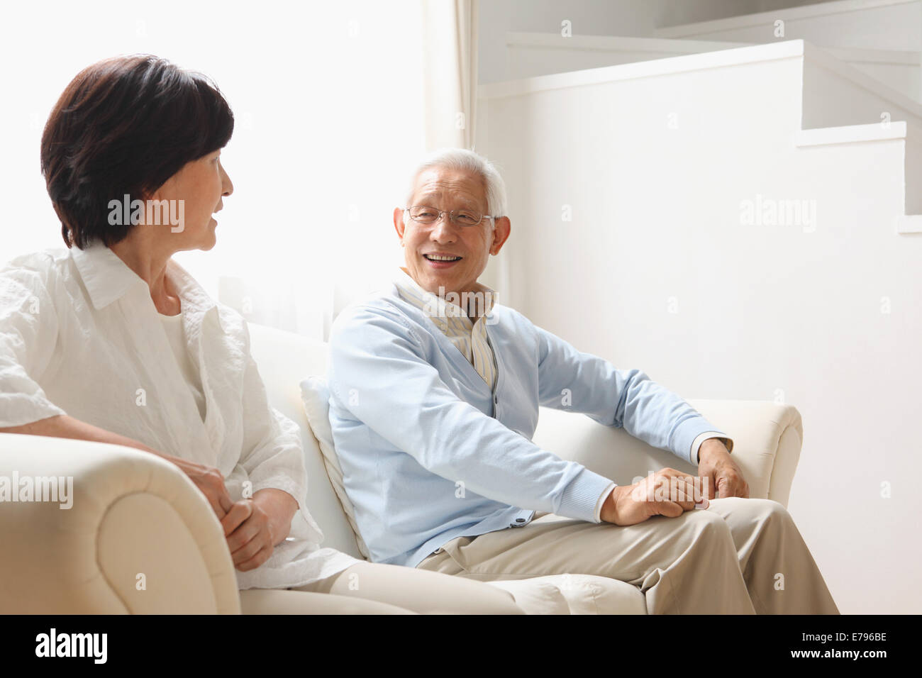 Senior adult couple japonais sur le canapé Banque D'Images