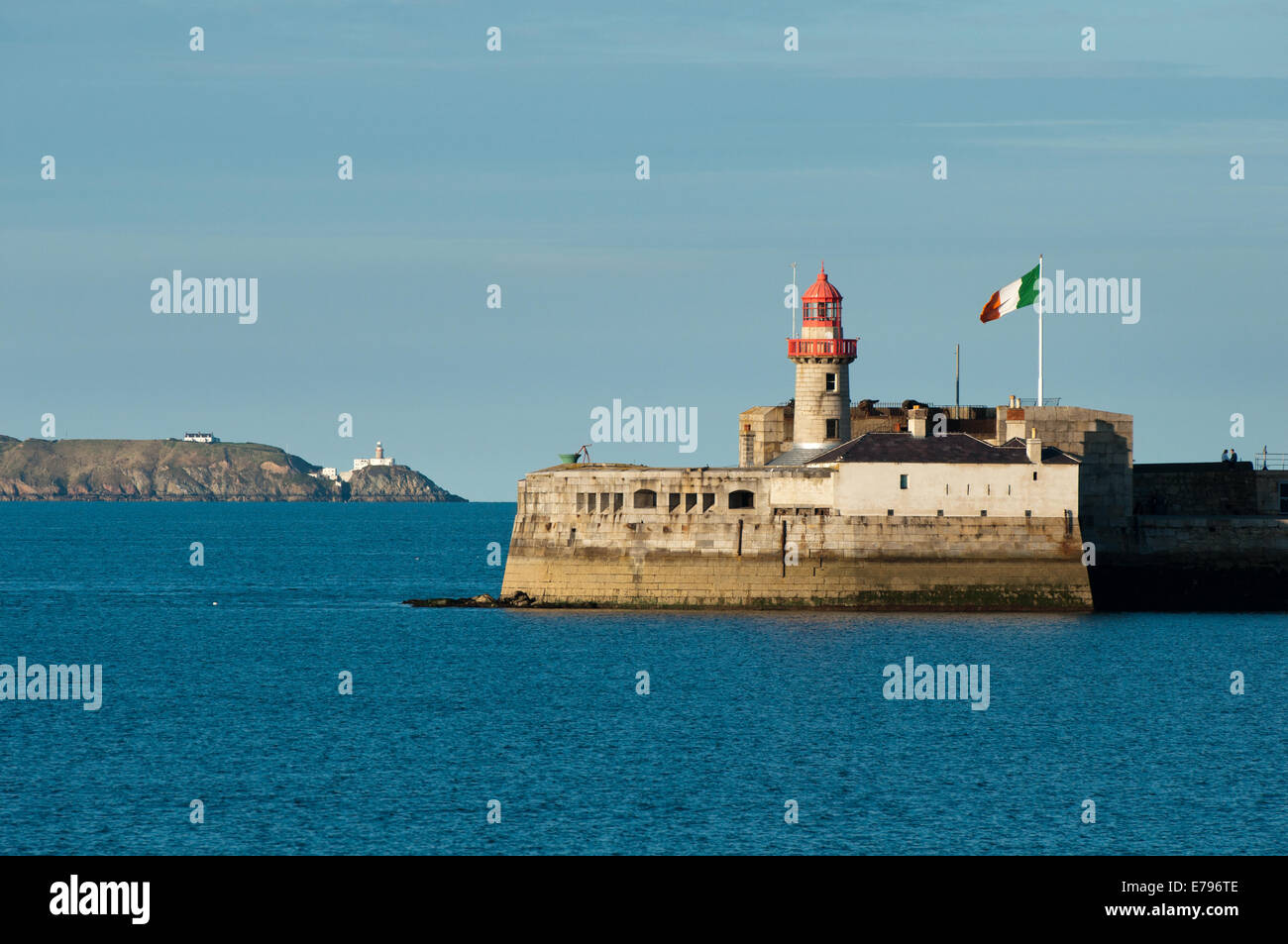 Vue sur le port de Dun Laoghaire pour Lighthosue Howth Head Lighthouse Bailey dans la baie de Dublin Banque D'Images