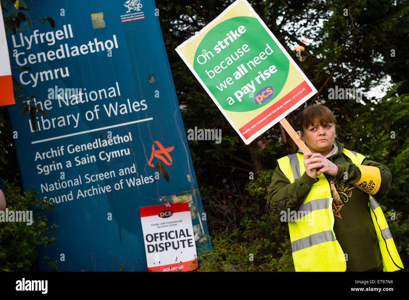 Aberystwyth, Pays de Galles, Royaume-Uni. 10 Septembre, 2014. Les membres de la SCP (services publics et commerciaux Union européenne ) et perspective, en grève à la Bibliothèque nationale du Pays de Galles à Aberystwyth. Les représentants syndicaux estiment que quelque 220 de leurs membres, près de 80 % de la main-d'œuvre de l'institution sont en grève aujourd'hui sur la juste rémunération. Les syndicats disent que le personnel de la Bibliothèque nationale n'ont pas eu une augmentation de salaire depuis 2009, et que cela représente une réduction de 20 % des membres de leur revenu réel. Credit : Keith morris/Alamy Live News Banque D'Images