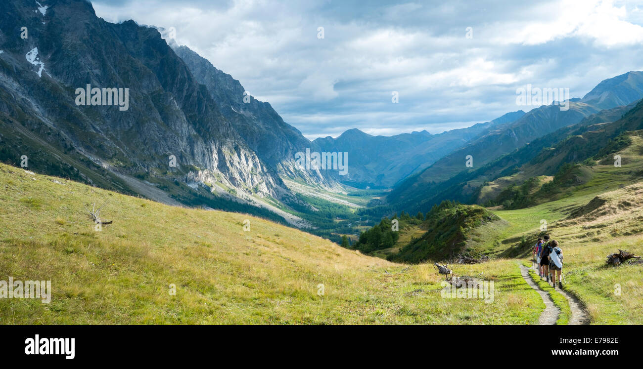 VAL FERRET, ITALIE - Le 29 août : Les randonneurs randonnée à Val Ferret en Italie, avec ciel couvert et des montagnes rocheuses. La région est un Banque D'Images