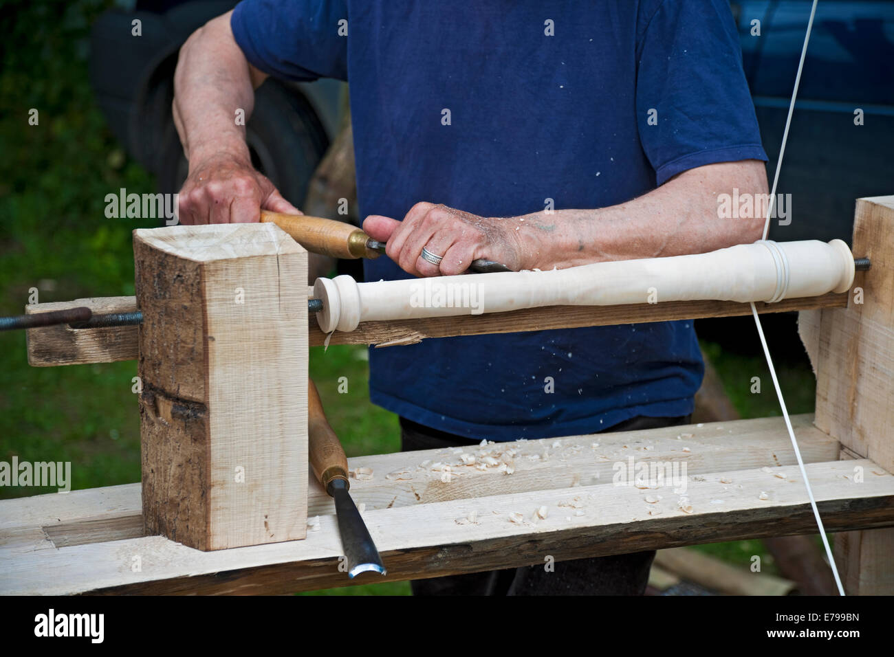 Gros plan de l'homme personne traditionnelle tournant le bois tournant turner travaillant à l'aide d'un tour à main à poteau Angleterre Royaume-Uni GB Grande-Bretagne Banque D'Images