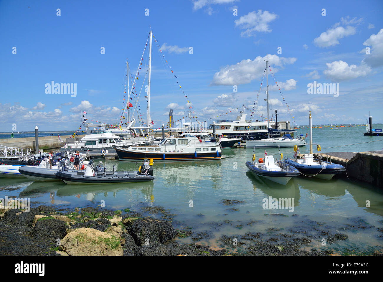 Les membres du club des escadrons de Royal Yacht yachts amarrés dans son port de plaisance au cours de la semaine de Cowes Banque D'Images