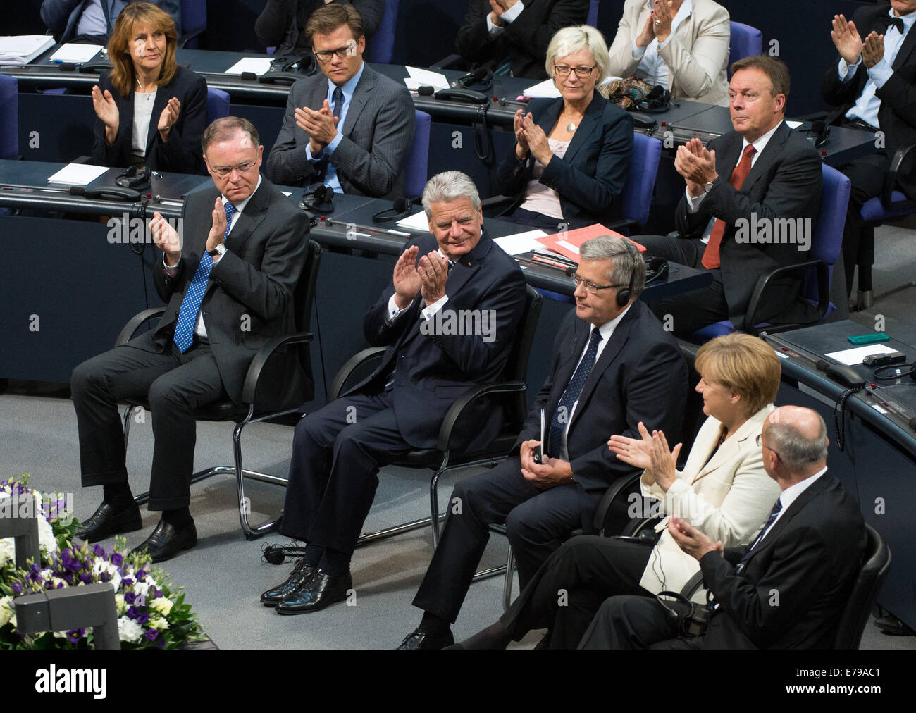 Berlin, Allemagne. Sep 10, 2014. Le président du Bundesrat (Chambre haute) allemand et le Premier ministre de Basse-Saxe, Stephan Weil (SPD, L-R), le Président allemand Joachim Gauck, le président polonais Bronis ?aw Komorowski, Cahcnellor allemand Angela Merkel (CDU) et le Vice-président de la Cour constitutionnelle allemande, Ferdinand Kirchhof s'asseoir dans le Bundestag allemand à Berlin, Allemagne, 10 septembre 2014. Les membres du Parlement européen a tenu une heure du souvenir pour commémorer le déclenchement de la Seconde Guerre mondiale, le 10 septembre 1939. Photo : Bernd von Jutrczenka/dpa/Alamy Live News Banque D'Images