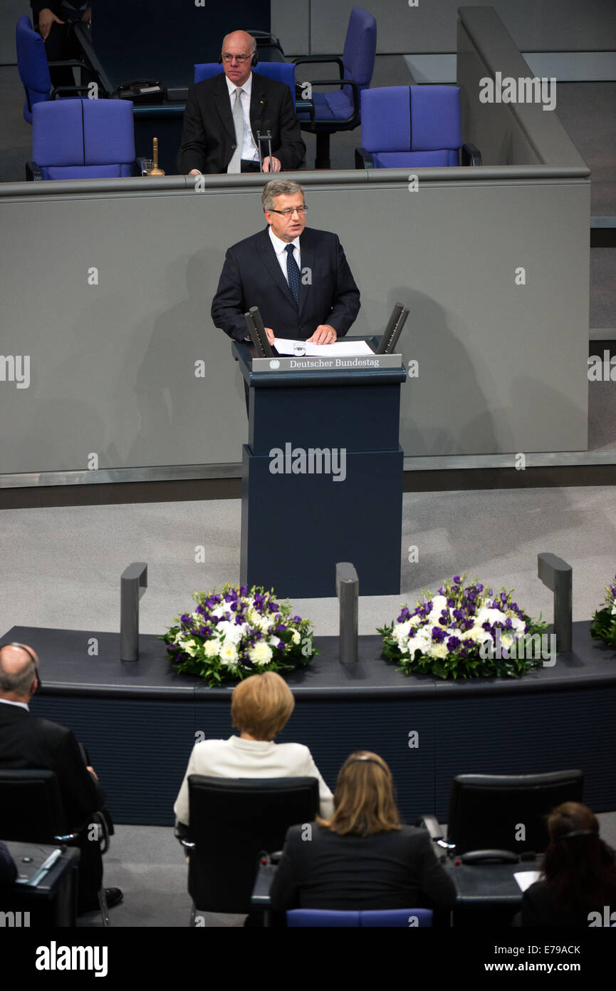 Berlin, Allemagne. Sep 10, 2014. Le président polonais Bronislaw Komorowski parle avant la session plénière du Bundestag à Berlin, Allemagne, 10 septembre 2014. Le président du Bundestag Norbert Lammert est assis à l'arrière-plan. Une cérémonie de commémoration dans le Bundestag se souvient du début de LA SECONDE GUERRE MONDIALE en 1939. Photo : Bernd von Jutrczenka/dpa/Alamy Live News Banque D'Images