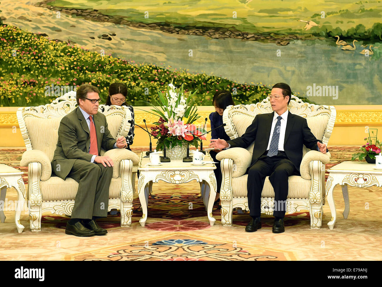 Beijing, Chine. Sep 10, 2014. Le vice-Premier ministre chinois Zhang Jaili (R) rencontre avec le gouverneur du Texas, Rick Perry, des États-Unis dans le Grand Hall du Peuple à Beijing, capitale de Chine, le 10 septembre, 2014. Credit : Liu Jiansheng/Xinhua/Alamy Live News Banque D'Images