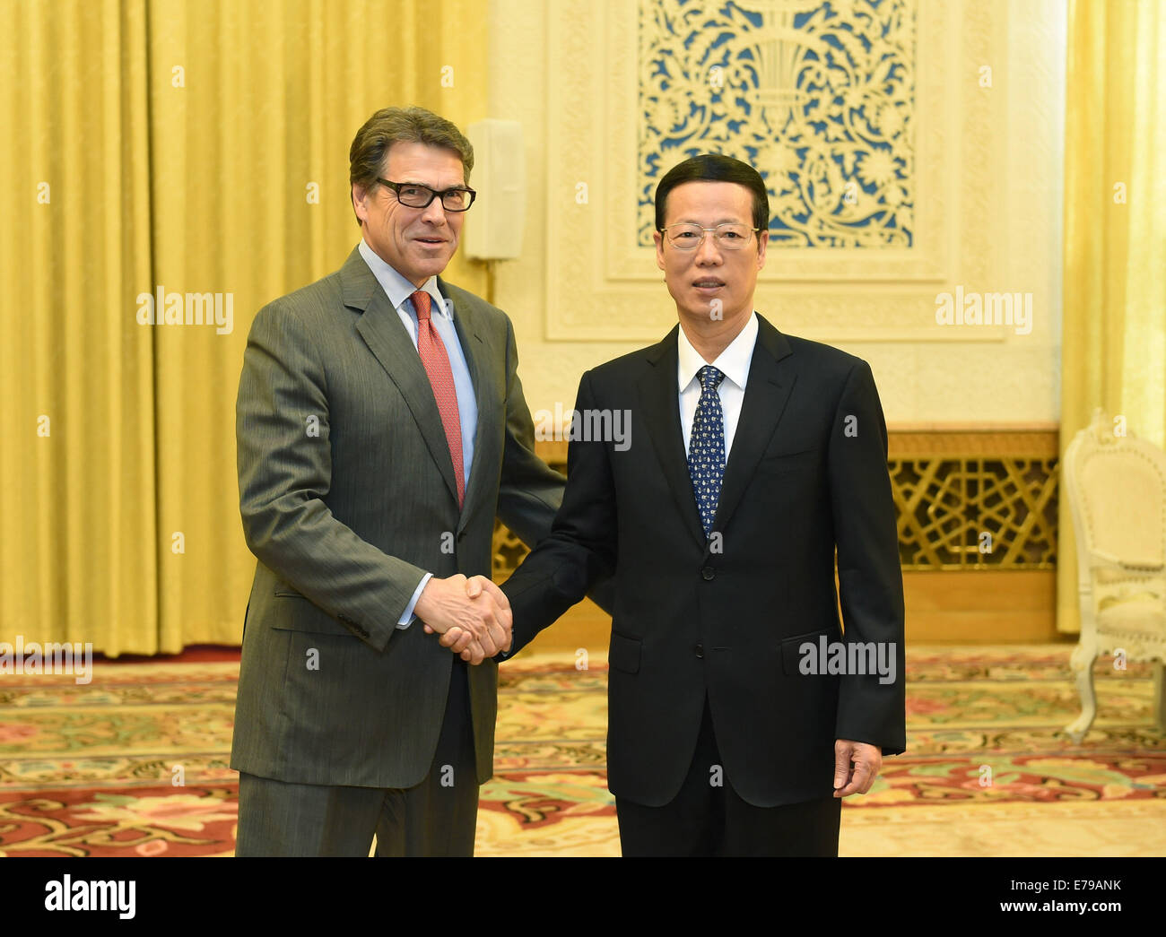 Beijing, Chine. Sep 10, 2014. Le vice-Premier ministre chinois Zhang Jaili (R), serre la main du gouverneur du Texas, Rick Perry, de l'United States lors de leur rencontre dans le Grand Hall du Peuple à Beijing, capitale de Chine, le 10 septembre, 2014. Credit : Liu Jiansheng/Xinhua/Alamy Live News Banque D'Images