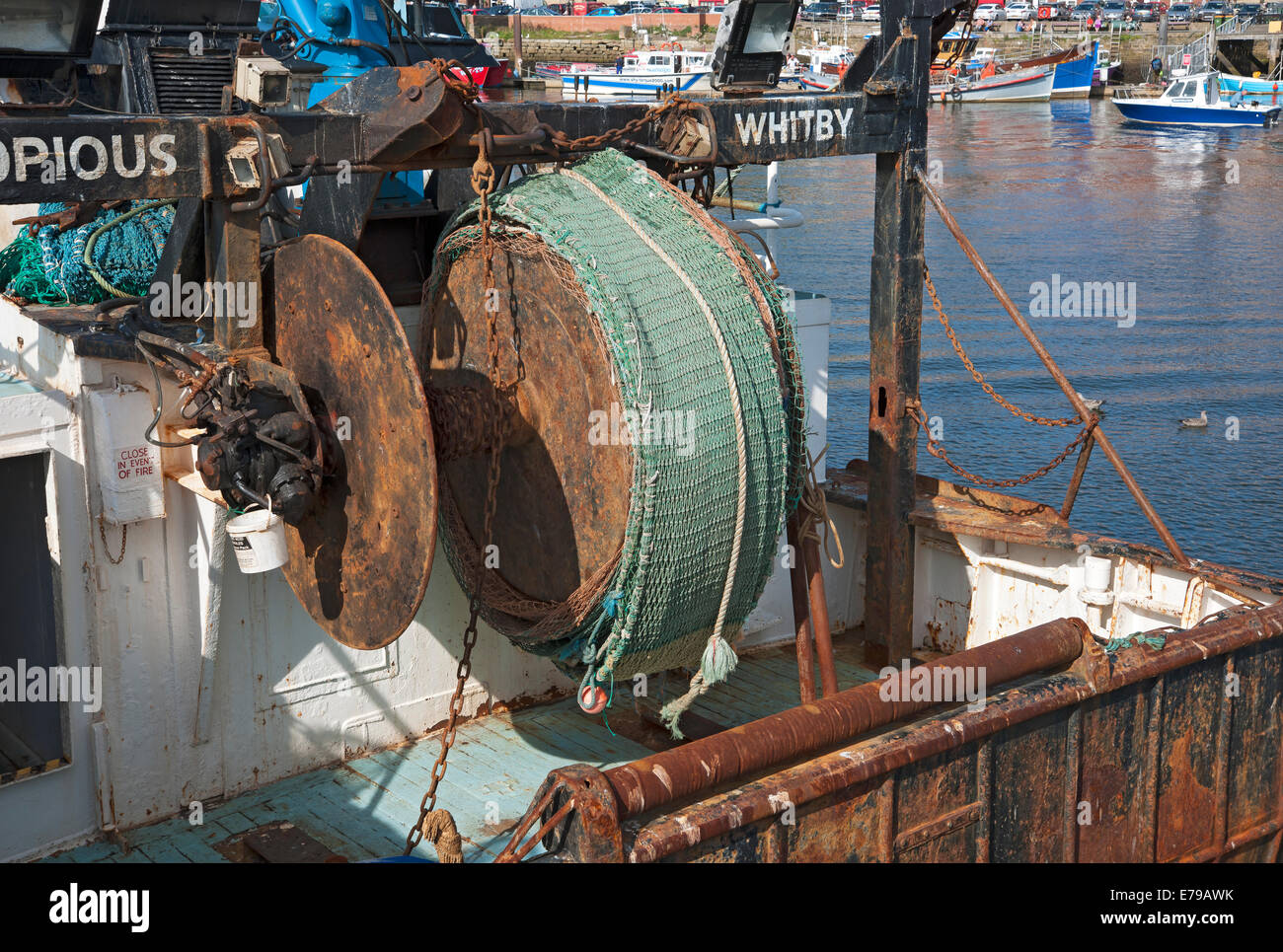 Gros plan des filets sur le treuil de chalutier de bateau de pêche au bord du quai en été Whitby Harbour North Yorkshire Angleterre Royaume-Uni GB Grande-Bretagne Banque D'Images