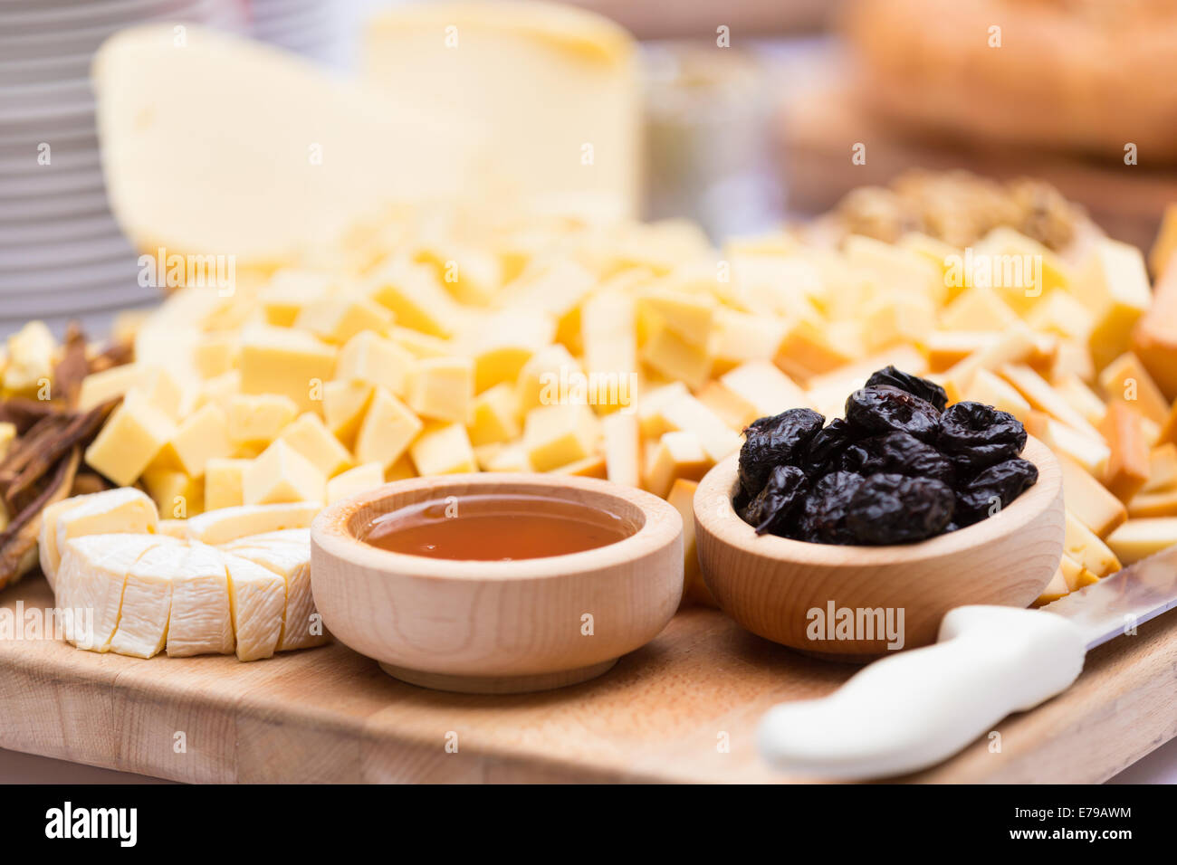 Assiette de fromage avec des fruits secs et du miel Banque D'Images
