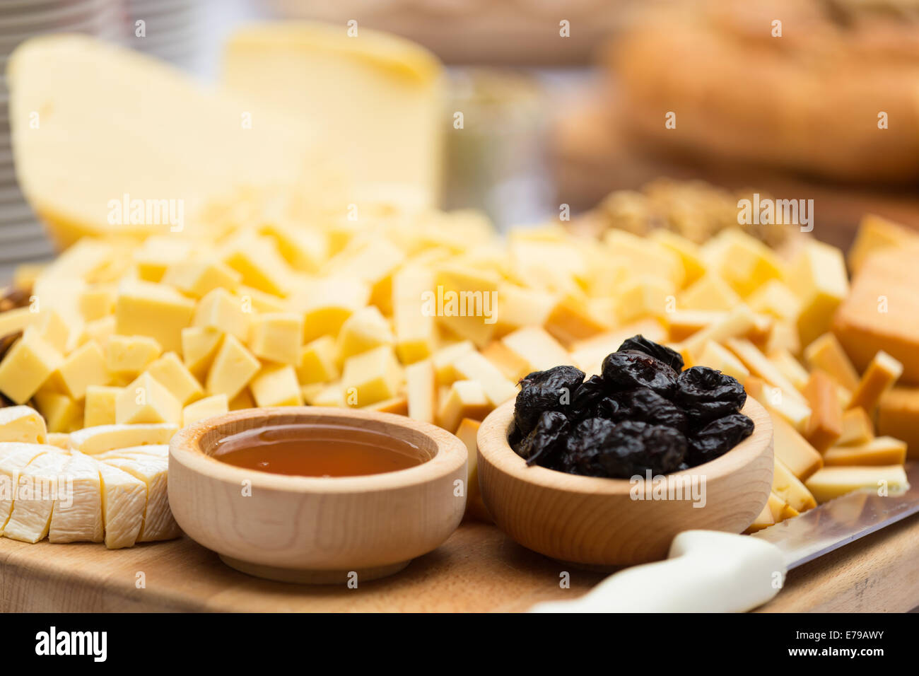 Assiette de fromage avec des fruits secs et du miel Banque D'Images