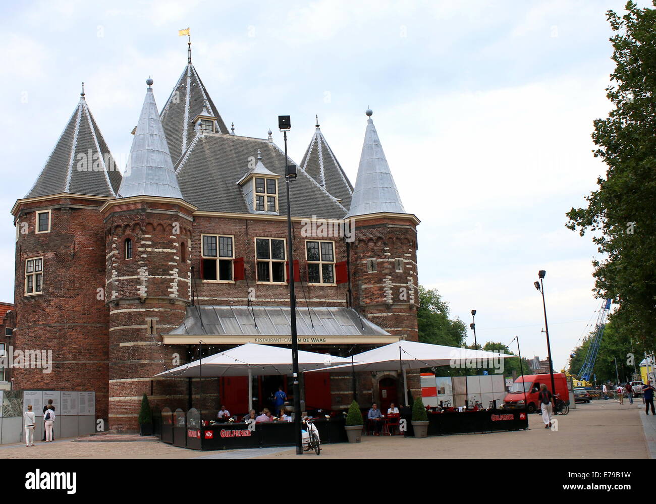 15e siècle Waag (balance) à la place Nieuwmarkt à Amsterdam, aux Pays-Bas, une ancienne porte de ville, peint par Rembrandt Banque D'Images