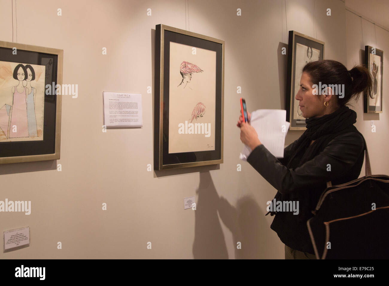 Londres, Royaume-Uni. 10 septembre 2014. Un visiteur regarde une illustration par Eva Aldbrook. M.C.A gris plus grands spécialistes de l'illustration de mode sont la tenue d'une exposition vente de la mode d'après-guerre illustrationsfrom original des années 1940 et au cours des années 70 par Barbara Hulanicki de dessins de Zandra Rhodes, BIBA et David Sassoon. L'exposition est présentée du 11 au 16 septembre à la galerie 8 et coïncide avec la Semaine de la mode de Londres. Credit : Nick Savage/Alamy Live News Banque D'Images