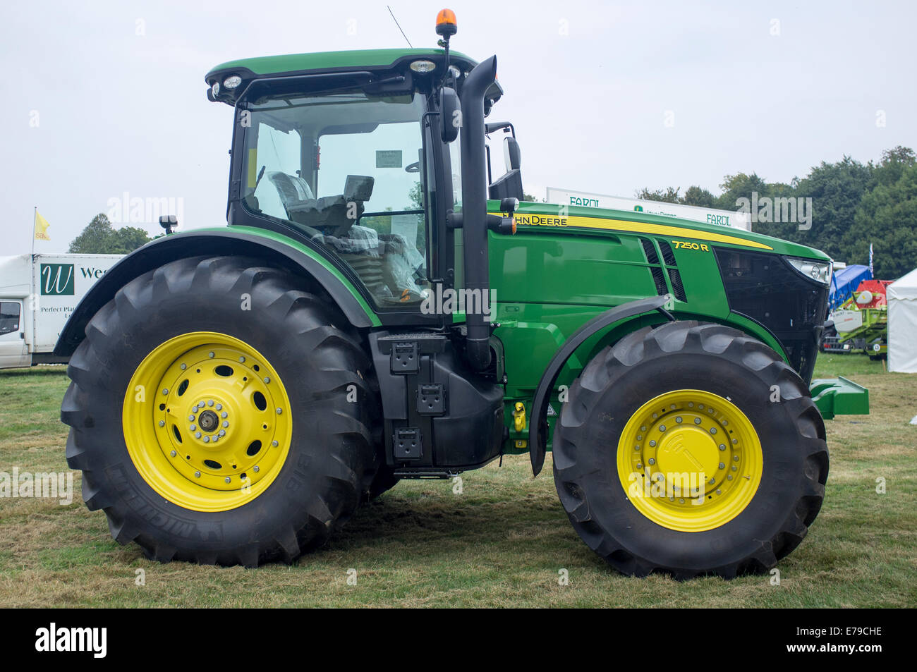 Tracteur John Deere 7250R dans un champ Photo Stock - Alamy