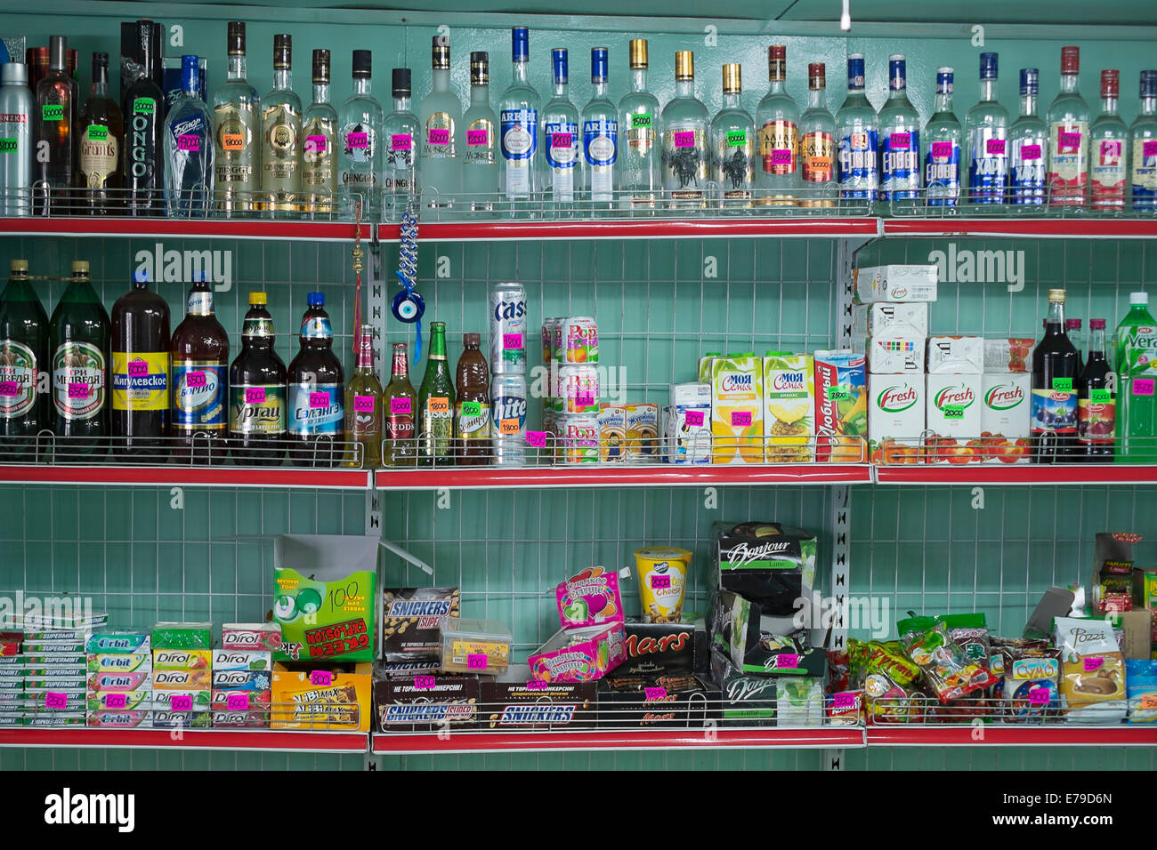 Les boissons alcoolisées et les bonbons en vente sur un marché de village, la Mongolie, d'Altay Banque D'Images