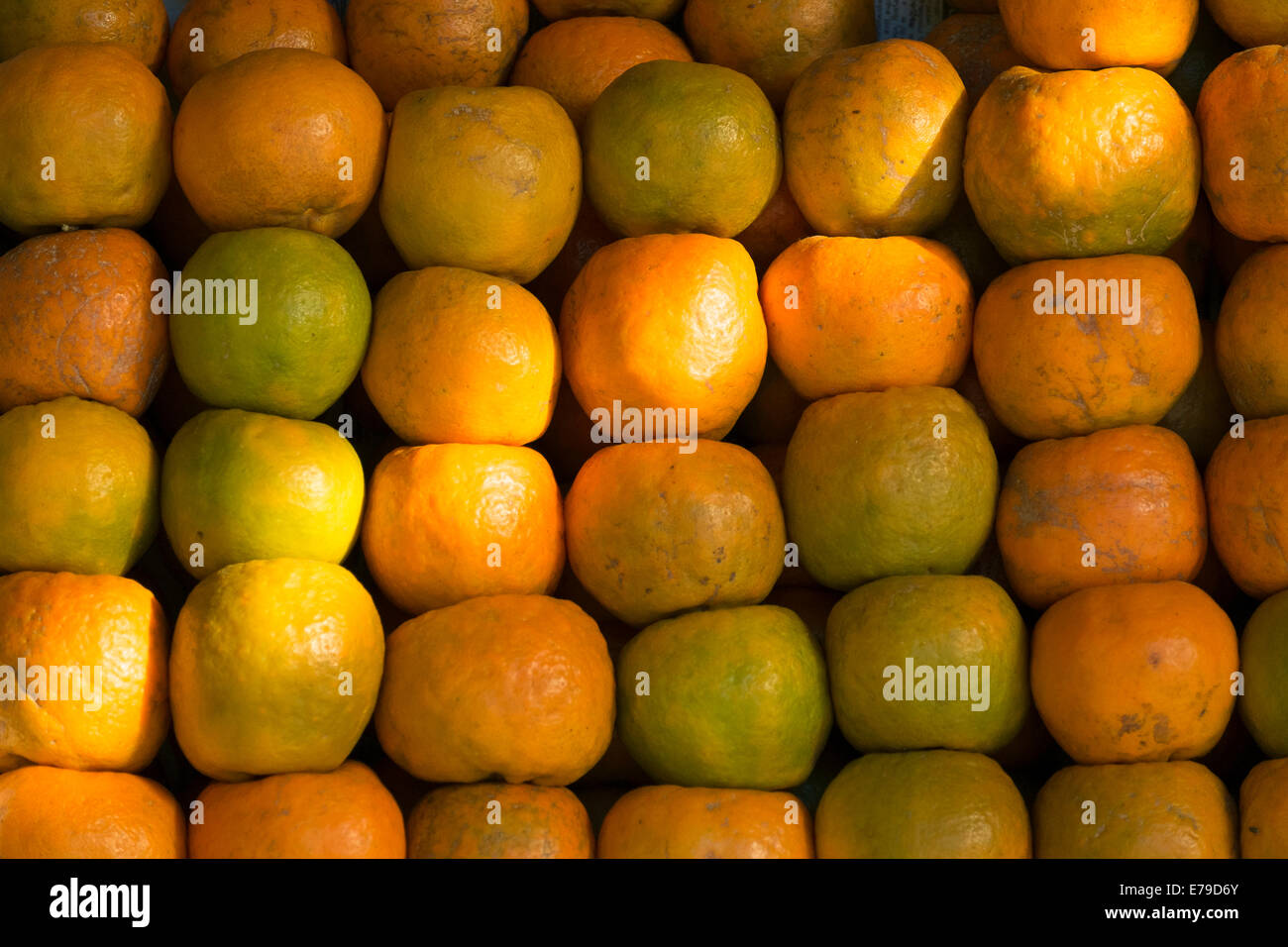 Les oranges at a market stall Banque D'Images