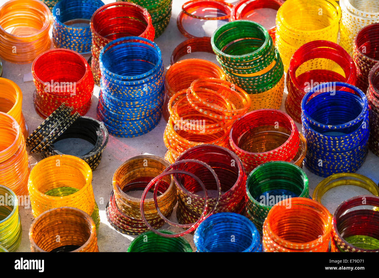 Bracelets colorés à la vente à un décrochage du marché Banque D'Images