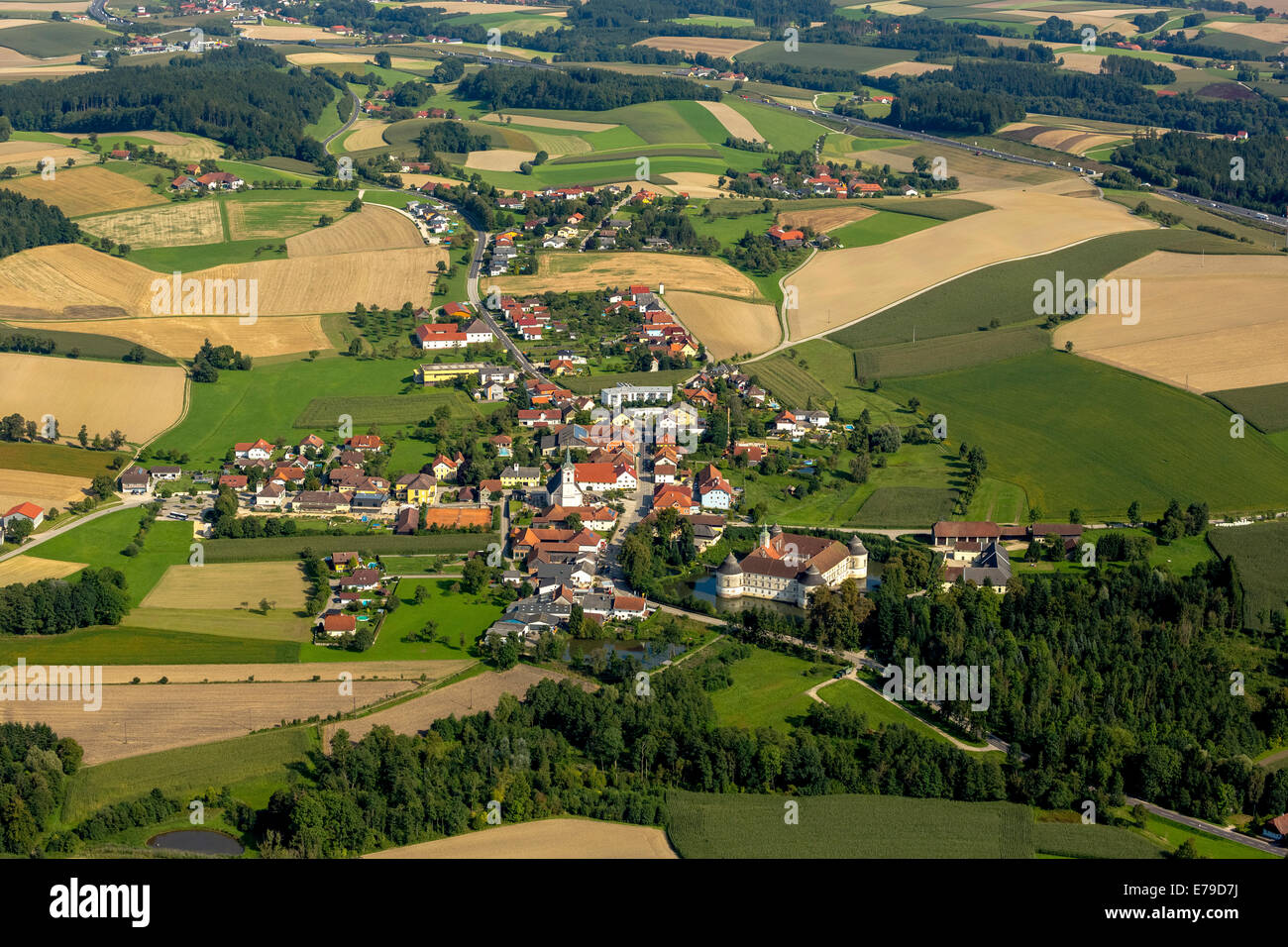 Vue aérienne, le paysage urbain avec château Aistersheim, Aistersheim, Haute Autriche, Autriche Banque D'Images
