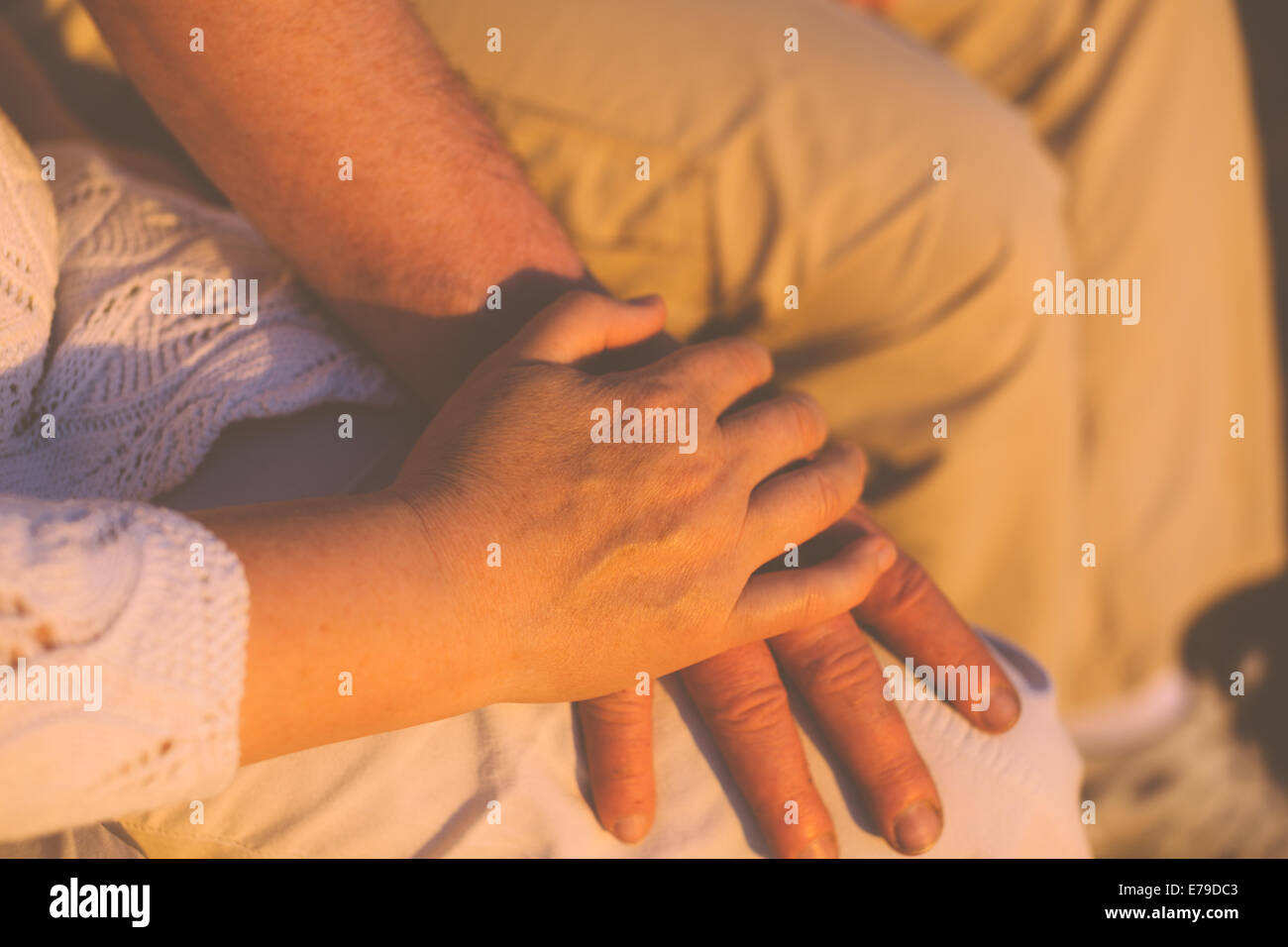 Senior couple holding hands Banque D'Images