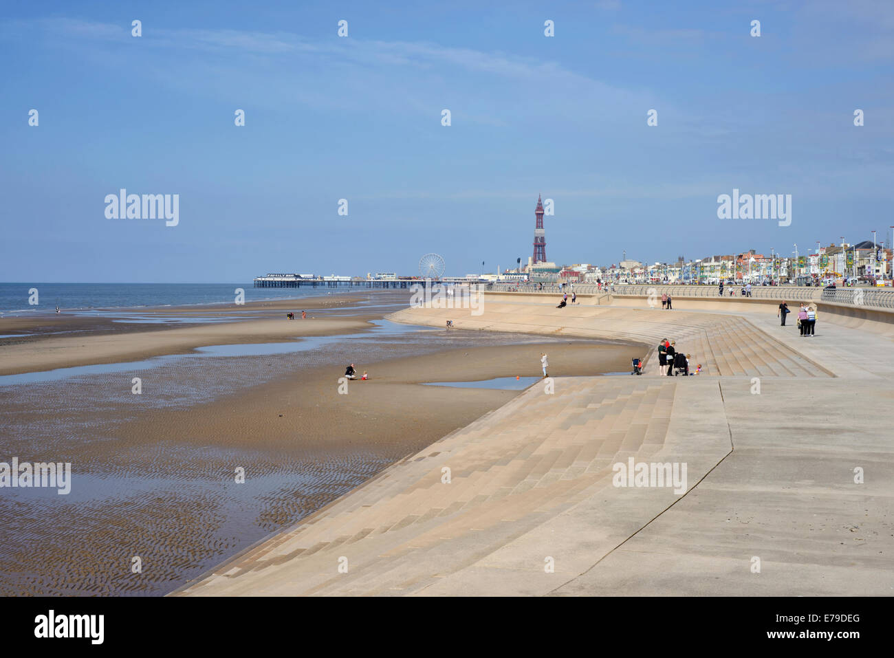 Vue sur la rive sud, promenade et plage vers la Blackpool Tower et Blackpool central pier., Lancashire, Angleterre Banque D'Images