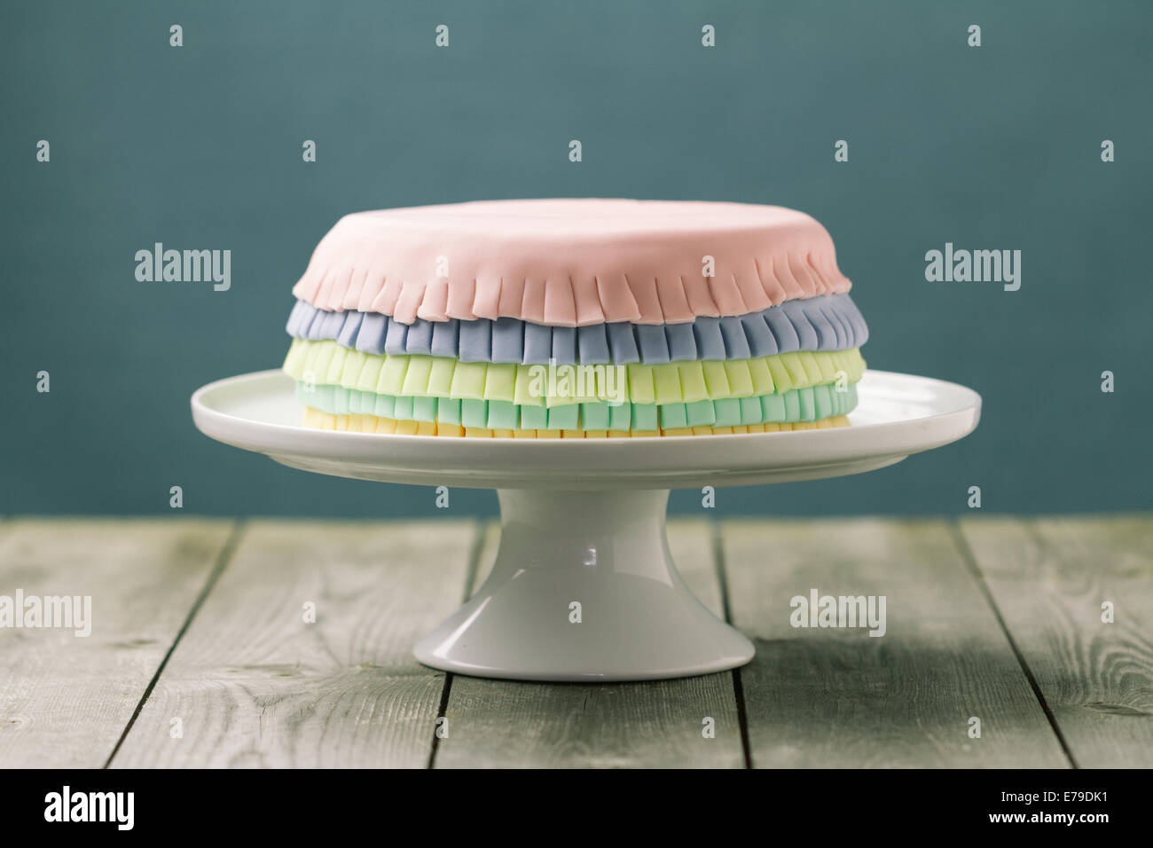 Serie Sur Pinata Cake Un Gateau De Celebration Avec Un Hidden Stash De Bonbons A L Interieur Photo Stock Alamy