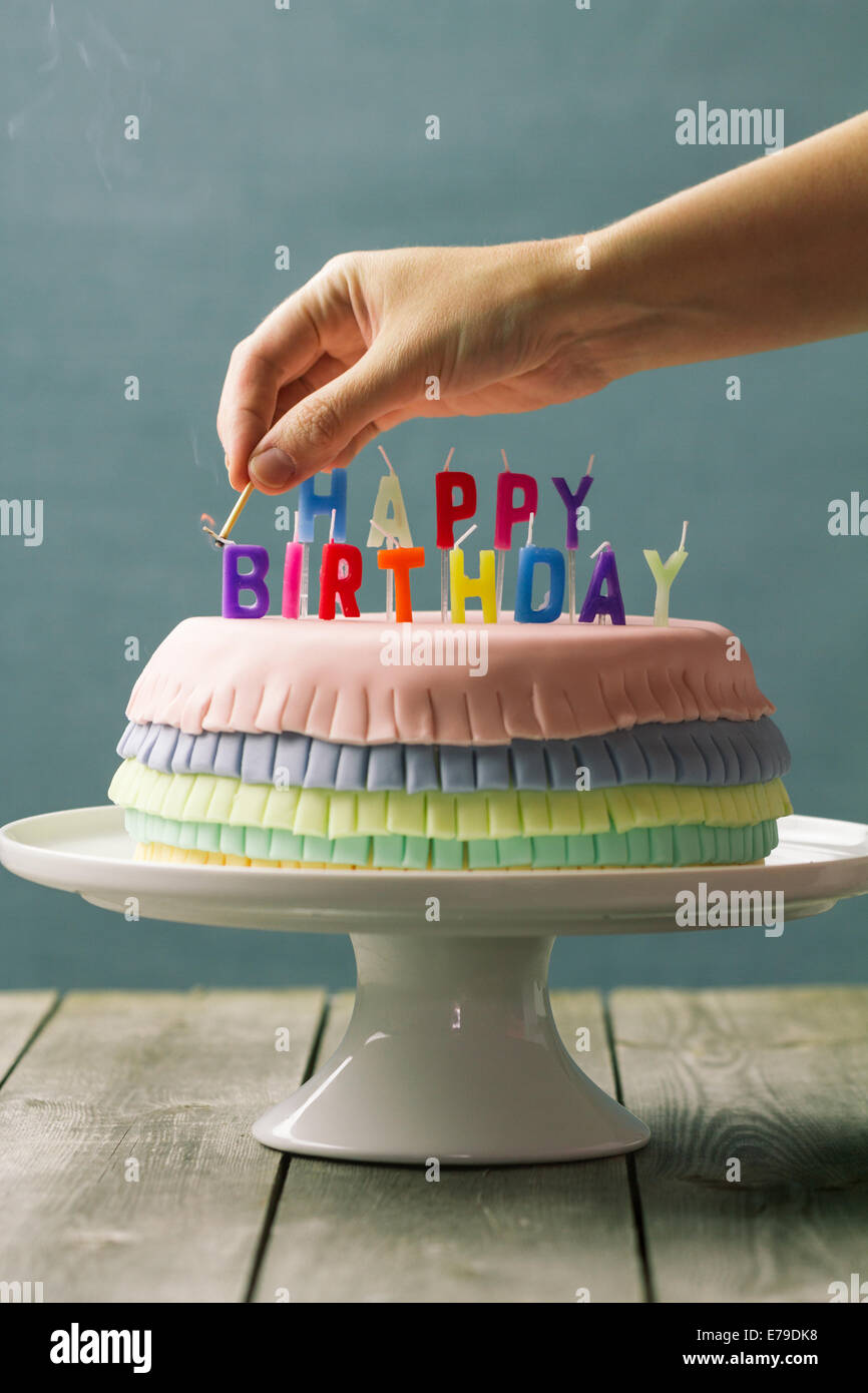 Serie Sur Pinata Cake Un Gateau De Celebration Avec Un Hidden Stash De Bonbons A L Interieur Photo Stock Alamy